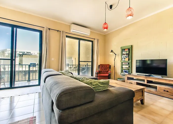 \'Feel@Home\' Xlendi Retro Designer Apt 30Sec From Beach