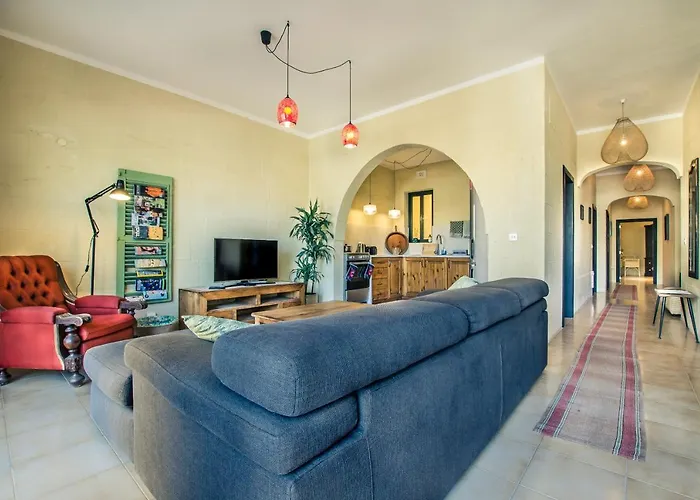 \'Feel@Home\' Xlendi Retro Designer Apt 30Sec From Beach