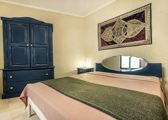 \'Feel@Home\' Xlendi Retro Designer Apt 30Sec From Beach